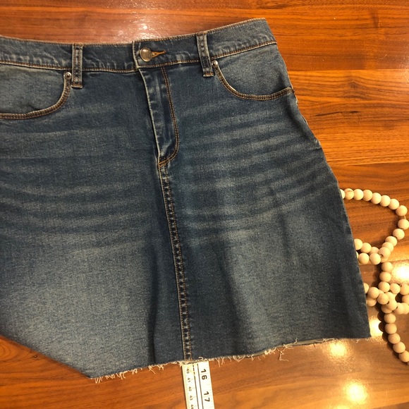 NWT BDG Denim Jeans Mini Skirt Sz 4 Frayed Belted - Picture 11 of 14